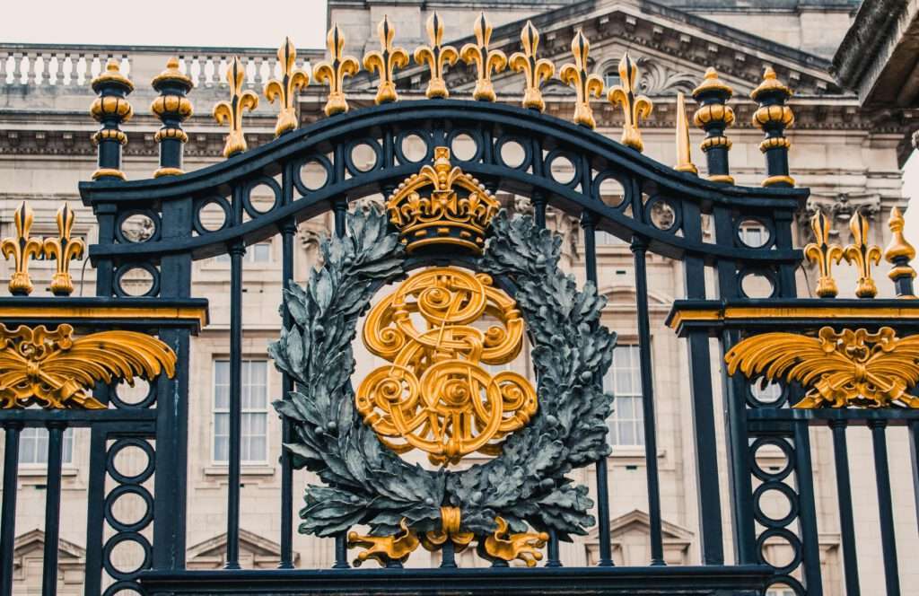 England: Top 10 shocking facts - Buchinghamshire gate with gold on it