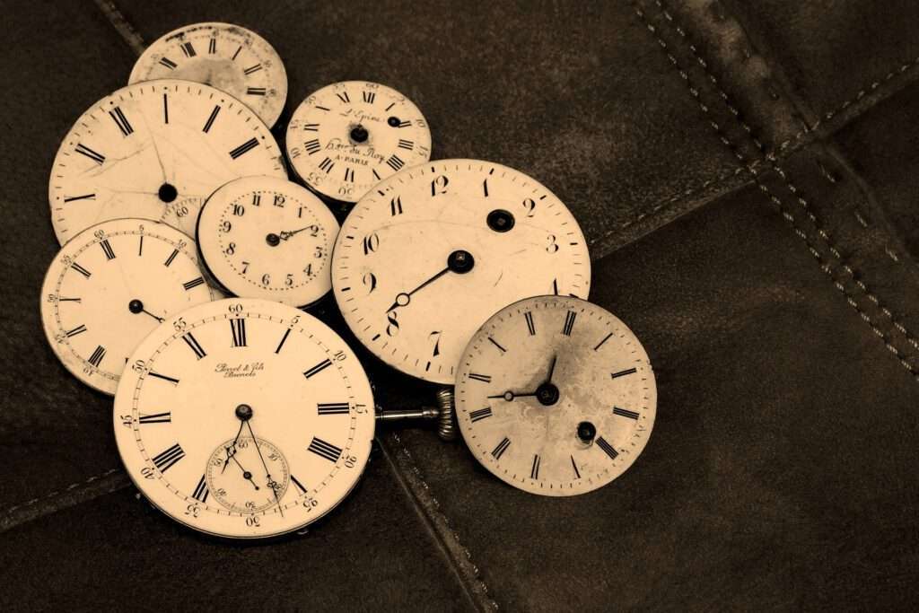 Top 10 Tips work and travel - different sized wooden clocks